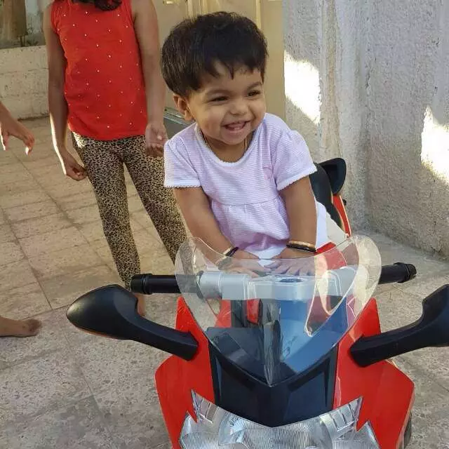 പിതാവ്‌ പിറകോട്ട് എടുത്ത  കാർ കയറി മകള്‍ മരിച്ചു