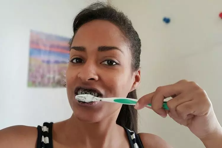 ഉമിക്കരിയുടെ ഉപയോഗം പല്ലിന് അത്ര നല്ലതല്ല ഉമിക്കരിയുടെ ഉപയോഗം പല്ലിന് അത്ര നല്ലതല്ല