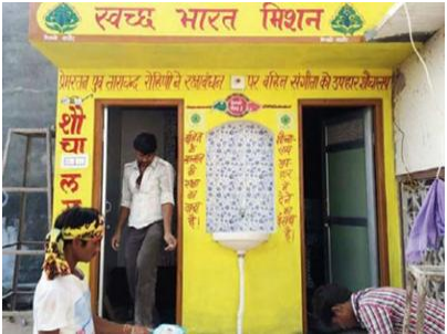 രക്ഷാബന്ധന്‍ ദിനത്തില്‍ സഹോദരിമാര്‍ക്ക് ശൌചാലയം സമ്മാനമായി നല്‍കിയ സഹോദരന്‍മാര്‍