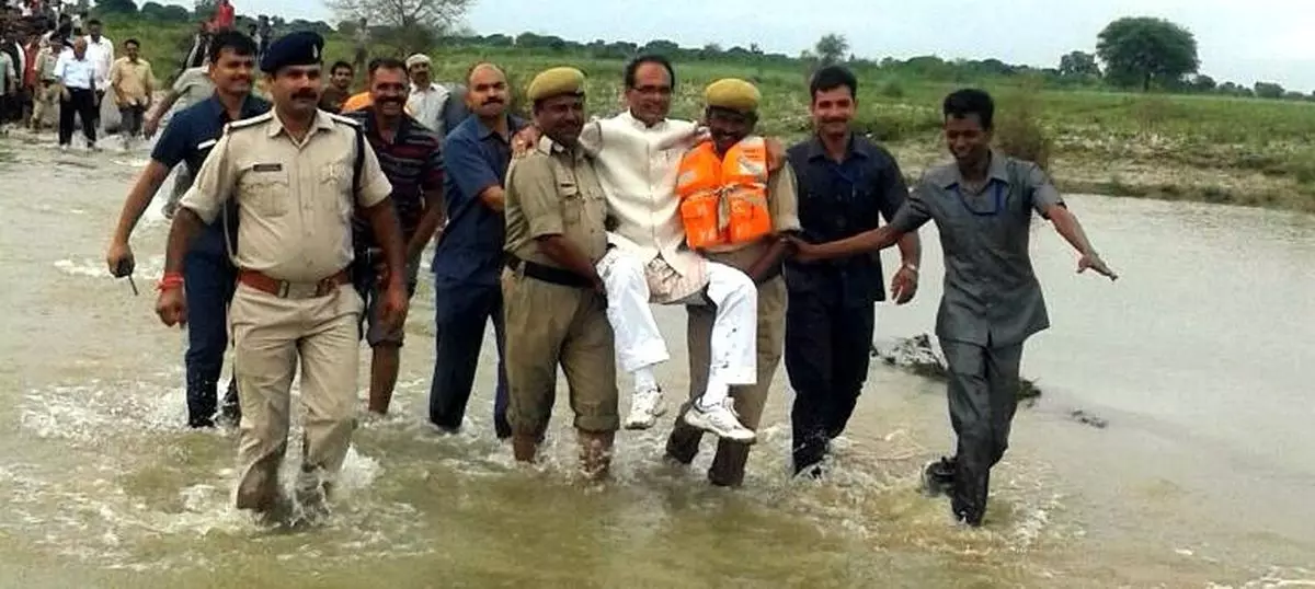 പ്രളയബാധിത പ്രദേശം സന്ദര്‍ശിക്കാന്‍ ശിവരാജ് ചൗഹാന്‍ എത്തിയത് പൊലീസുകാരുടെ തോളിലേറി