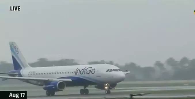 തിരുവനന്തപുരത്ത് വിമാനം അടിയന്തരമായി നിലത്തിറക്കി തിരുവനന്തപുരത്ത് വിമാനം അടിയന്തരമായി നിലത്തിറക്കി