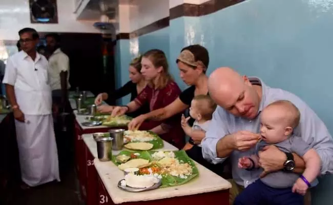 പപ്പടവും പായസവും കൂട്ടി വാഴയിലയില് ഒരുഗ്രന് സദ്യ- യുഎസ് കോണ്സുലേറ്റ് ജനറലിന്റെ വീഡിയോ വൈറല് പപ്പടവും പായസവും കൂട്ടി വാഴയിലയില് ഒരുഗ്രന് സദ്യ- യുഎസ് കോണ്സുലേറ്റ് ജനറലിന്റെ വീഡിയോ വൈറല്