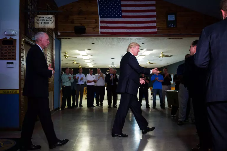 ഡൊണാള്‍ഡ് ട്രംപ് കുടിയേറ്റക്കാരോടുള്ള നിലപാട് മയപ്പെടുത്തുന്നു