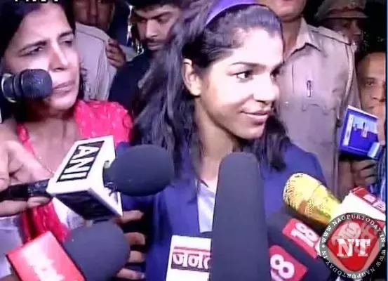 വിമാനത്താവളത്തില് സാക്ഷിക്ക് ഊഷ്മള സ്വീകരണമൊരുക്കി ആരാധകരും ഭരണകൂടവും വിമാനത്താവളത്തില് സാക്ഷിക്ക് ഊഷ്മള സ്വീകരണമൊരുക്കി ആരാധകരും ഭരണകൂടവും