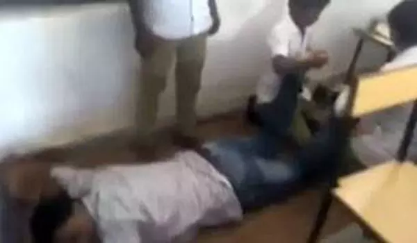 വിദ്യാര്‍ഥികളെ കൊണ്ട് മസാജ് ചെയ്യിപ്പിച്ച അധ്യാപകനെ പുറത്താക്കി