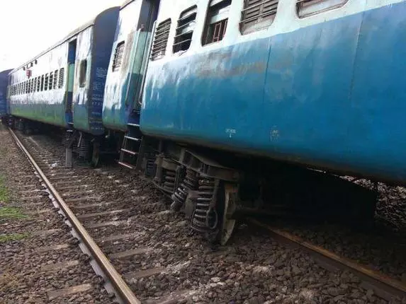 കറുകുറ്റി ട്രെയിന് അപകടം: ഉന്നതതല അന്വേഷണ സംഘം മൊഴിയെടുക്കുന്നു കറുകുറ്റി ട്രെയിന് അപകടം: ഉന്നതതല അന്വേഷണ സംഘം മൊഴിയെടുക്കുന്നു