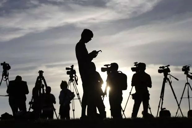 പോലീസ് സ്റ്റേഷനില് എത്തിയ മാധ്യമ പ്രവര്ത്തകര്ക്ക് നേരെ പോലീസുകാരന്റെ കയ്യേറ്റ ശ്രമം പോലീസ് സ്റ്റേഷനില് എത്തിയ മാധ്യമ പ്രവര്ത്തകര്ക്ക് നേരെ പോലീസുകാരന്റെ കയ്യേറ്റ ശ്രമം