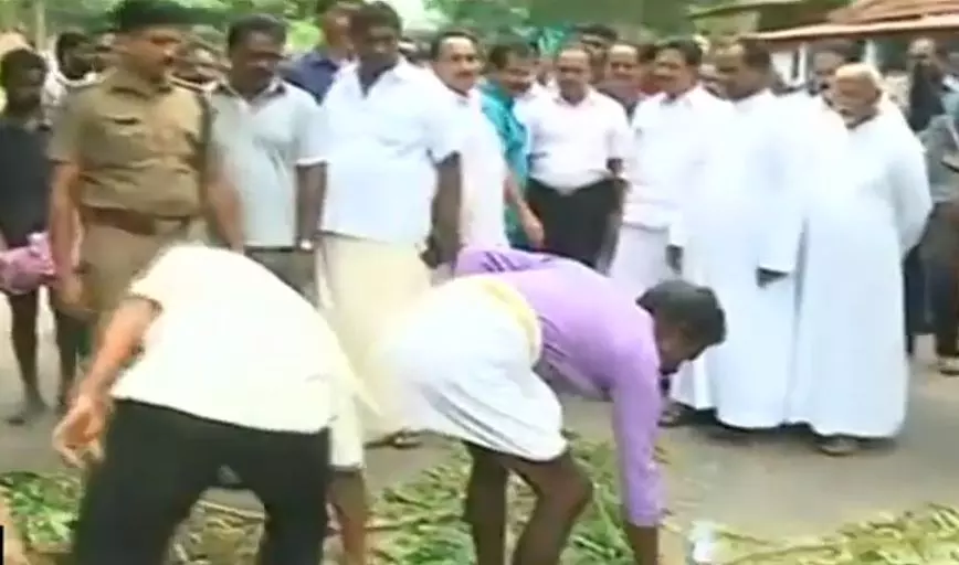 മത്സ്യത്തൊഴിലാളിയെ കടലില് കാണാതായി: മുതലപ്പൊഴിയില് നാട്ടുകാര് റോഡ് ഉപരോധിച്ചു മത്സ്യത്തൊഴിലാളിയെ കടലില് കാണാതായി: മുതലപ്പൊഴിയില് നാട്ടുകാര് റോഡ് ഉപരോധിച്ചു