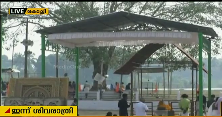 ഇന്ന് ശിവരാത്രി; ബലിതര്‍പ്പണത്തിനായി ആലുവ മണപ്പുറം ഒരുങ്ങി