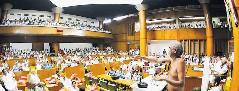 ഭാര്യമാരുടെ ഉത്തരവാദിത്വങ്ങള്‍, പെണ്‍ഭ്രൂണഹത്യ, പാകിസ്താന്‍; ഹരിയാന നിയമസഭയില്‍ പൂര്‍ണനഗ്നനായി സന്യാസിയുടെ പ്രസംഗം