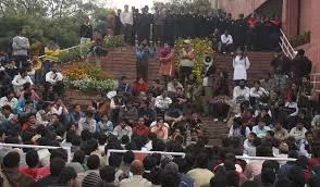 ജെഎന്യുവിലെ ഫ്രീഡം സ്ക്വയര് വിദ്യാര്ഥികള് തിരിച്ചുപിടിച്ചു ജെഎന്യുവിലെ ഫ്രീഡം സ്ക്വയര് വിദ്യാര്ഥികള് തിരിച്ചുപിടിച്ചു