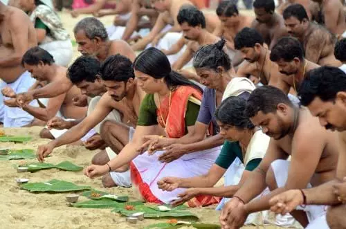 ആലുവ മണപ്പുറത്ത് പിതൃ പുണ്യം തേടി ആയിരങ്ങൾ ആലുവ മണപ്പുറത്ത് പിതൃ പുണ്യം തേടി ആയിരങ്ങൾ