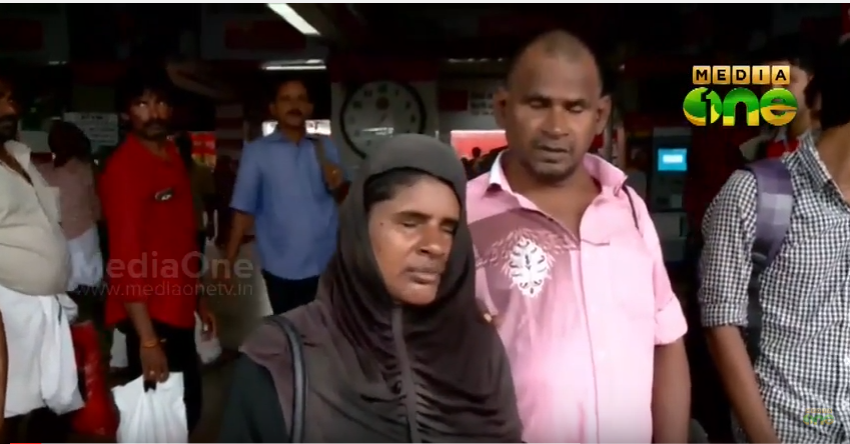 പണിമുടക്ക് ദിനത്തില്‍ അന്ധദമ്പതികള്‍ക്ക് പൊലീസിന്റെ കൈതാങ്ങ്