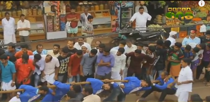 വടംവലിയും ഫുട്ബോളും; പണിമുടക്ക് ആഘോഷമാക്കി പടിക്കല്‍ സ്വദേശികള്‍