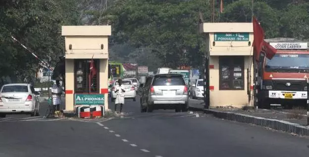 ആക്കുളം, വരാപ്പുഴ, കുണ്ടന്നൂര് പാലങ്ങളുടെ ടോള് പിരിവ് നിര്ത്തി ആക്കുളം, വരാപ്പുഴ, കുണ്ടന്നൂര് പാലങ്ങളുടെ ടോള് പിരിവ് നിര്ത്തി