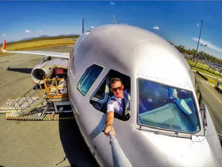 വിമാനം പറത്തുമ്പോള് പൈലറ്റുമാര് സെല്ഫി എടുക്കുന്നത് വിലക്കി വിമാനം പറത്തുമ്പോള് പൈലറ്റുമാര് സെല്ഫി എടുക്കുന്നത് വിലക്കി