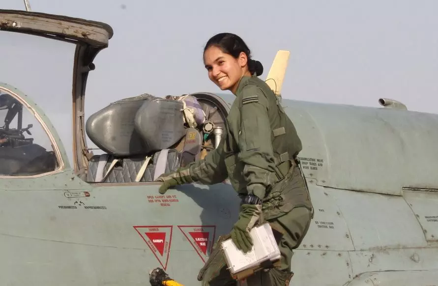 ഒറ്റക്കൊരു യുദ്ധ വിമാനം പറത്തിയ ആദ്യ ഇന്ത്യന് വനിതയായി ആവണി ചതുര്വേദി ഒറ്റക്കൊരു യുദ്ധ വിമാനം പറത്തിയ ആദ്യ ഇന്ത്യന് വനിതയായി ആവണി ചതുര്വേദി