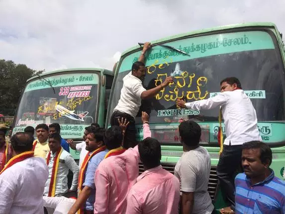 കാവേരി പ്രശ്നം; മലയാളികളെ നാട്ടിലെത്തിക്കാനുള്ള ശ്രമങ്ങള് തുടരുന്നു കാവേരി പ്രശ്നം; മലയാളികളെ നാട്ടിലെത്തിക്കാനുള്ള ശ്രമങ്ങള് തുടരുന്നു