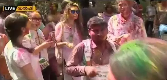 ഉത്തരേന്ത്യ ഹോളി ആഘോഷിക്കുന്നു