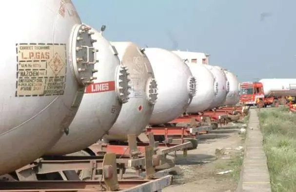 ഇരുമ്പനം ഐഒസിയില്‍ ട്രക്ക് ഉടമകളുടെയും തൊഴിലാളികളുടെയും പണിമുടക്ക്