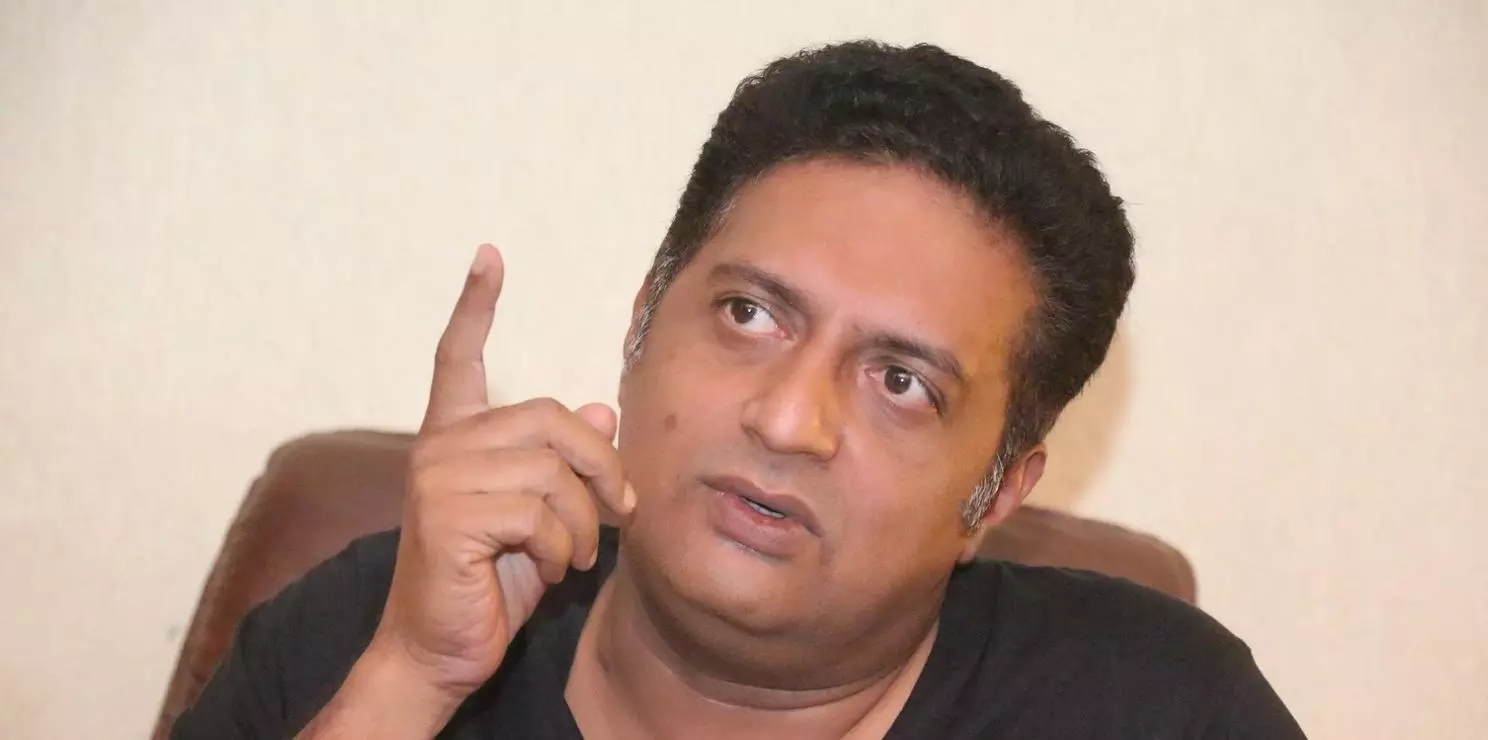 കാവേരി പ്രശ്നത്തെക്കുറിച്ച് ചോദിച്ച അവതാരകയോട് പൊട്ടിത്തെറിച്ച് പ്രകാശ് രാജ് കാവേരി പ്രശ്നത്തെക്കുറിച്ച് ചോദിച്ച അവതാരകയോട് പൊട്ടിത്തെറിച്ച് പ്രകാശ് രാജ്