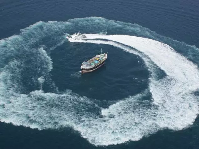 ഗുജറാത്ത് തീരത്ത് പാക് ബോട്ട് പിടിയില് ഗുജറാത്ത് തീരത്ത് പാക് ബോട്ട് പിടിയില്