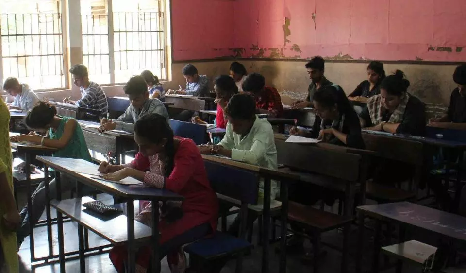 എസ്എസ്സി പരീക്ഷ ചോദ്യപേപ്പര് ചോര്ച്ച: രൂക്ഷമായ ആരോപണങ്ങളുമായി കോണ്ഗ്രസ് എസ്എസ്സി പരീക്ഷ ചോദ്യപേപ്പര് ചോര്ച്ച: രൂക്ഷമായ ആരോപണങ്ങളുമായി കോണ്ഗ്രസ്