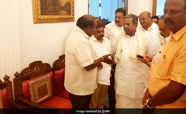 കര്ണാടകയില് കോണ്ഗ്രസിന്റെ 10 എംഎല്എമാരെ റാഞ്ചാന് ബിജെപി ശ്രമം കര്ണാടകയില് കോണ്ഗ്രസിന്റെ 10 എംഎല്എമാരെ റാഞ്ചാന് ബിജെപി ശ്രമം