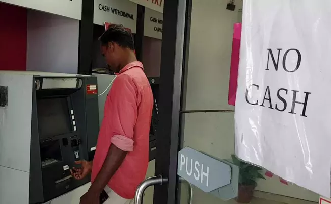 എടിഎമ്മുകളിലെ കറന്സി ക്ഷാമം; തെറ്റായ വാര്ത്തയെന്ന് സര്ക്കാര് എടിഎമ്മുകളിലെ കറന്സി ക്ഷാമം; തെറ്റായ വാര്ത്തയെന്ന് സര്ക്കാര്