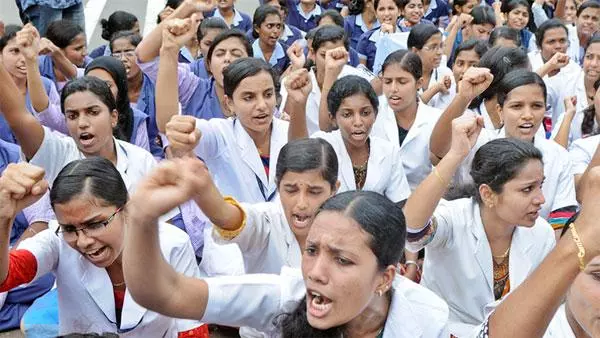 ആശുപത്രി ജീവനക്കാരുടെ വേതനം പുതുക്കുന്നതിനുള്ള മധ്യസ്ഥ ചര്ച്ച ഇന്ന് ആശുപത്രി ജീവനക്കാരുടെ വേതനം പുതുക്കുന്നതിനുള്ള മധ്യസ്ഥ ചര്ച്ച ഇന്ന്