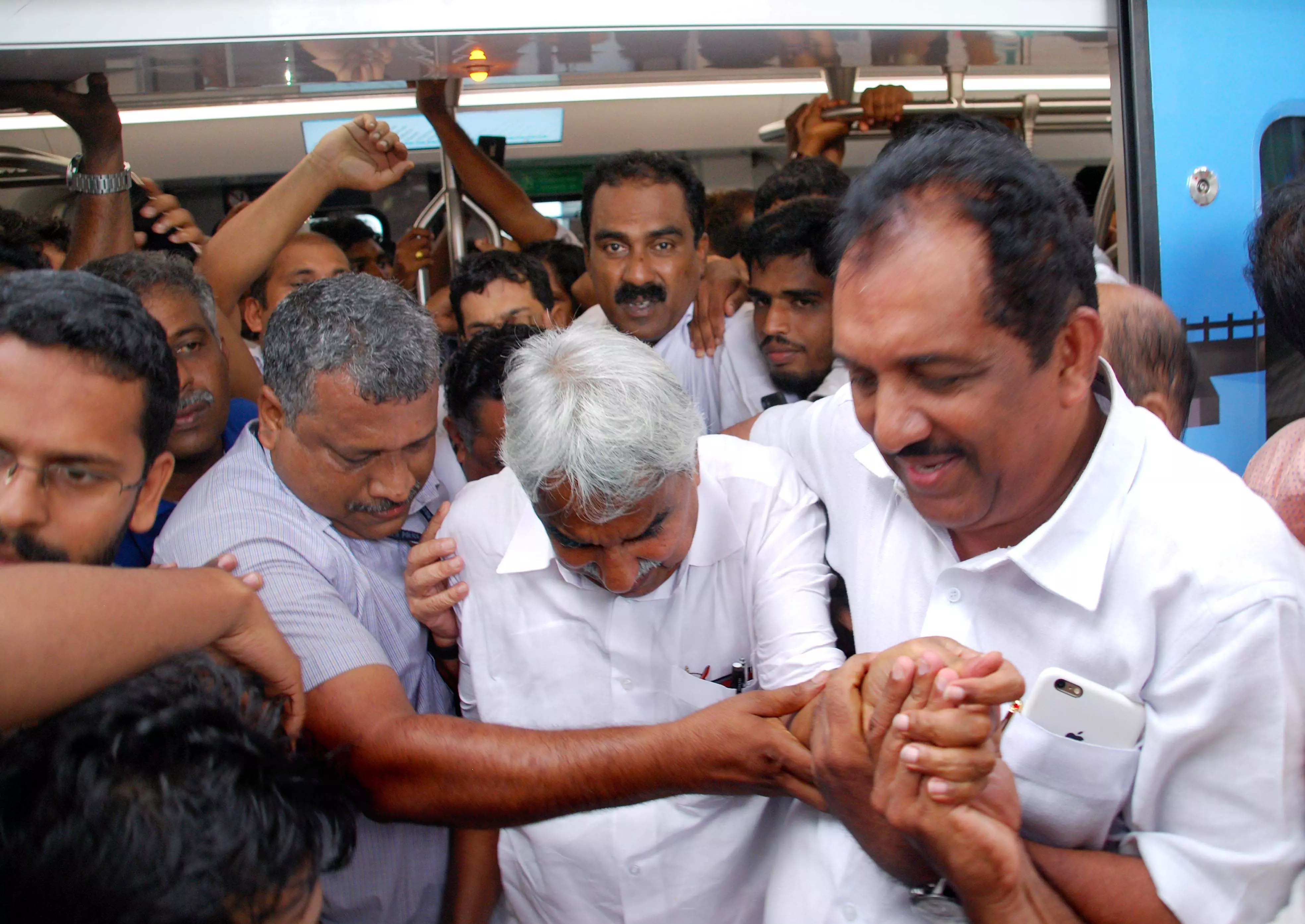 ഉമ്മന്‍ചാണ്ടിയുടെ കൊച്ചി മെട്രോ ജനകീയയാത്ര: നാശനഷ്ടത്തെക്കുറിച്ച് മൌനം പാലിച്ച് കെഎംആര്‍എല്‍