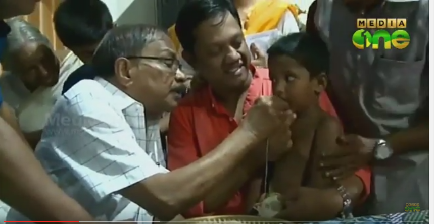 കരച്ചിലും പാട്ടും ബഹളവും: വിദ്യാരംഭം രസകരമാക്കി കുരുന്നുകളും ആചാര്യന്മാരും