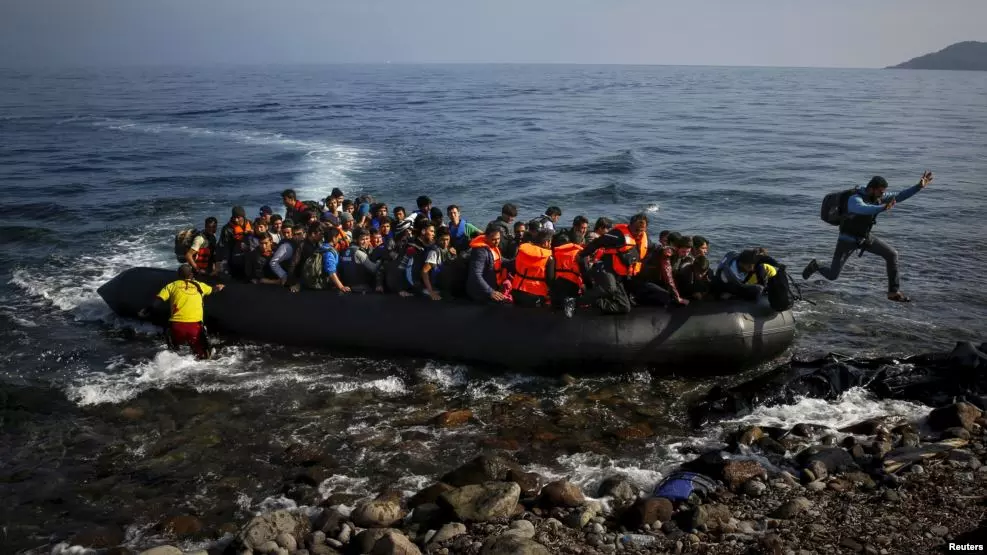 ഗ്രീസ് തീരത്ത് അഭയാര്‍ഥി യാത്രാ കപ്പല്‍ തകര്‍ന്നു