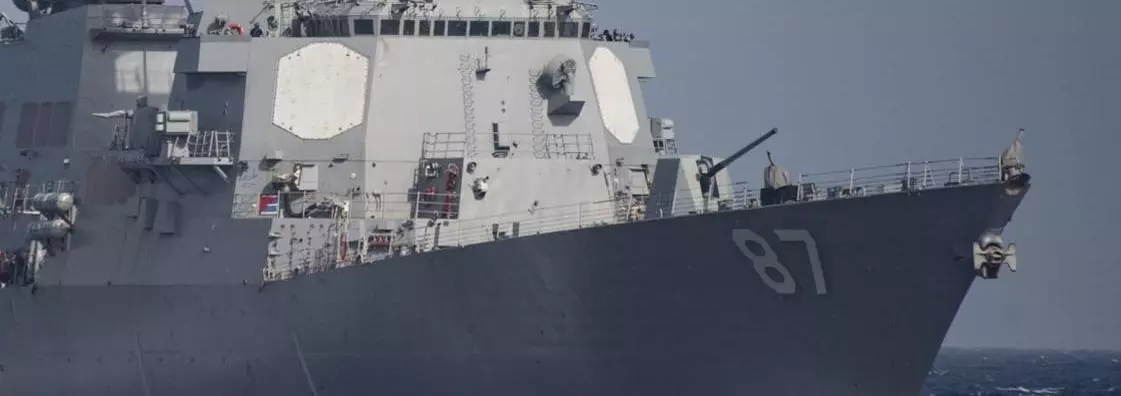 അമേരിക്കന്‍ യുദ്ധക്കപ്പലുകള്‍ക്ക് നേരെ ഹൂതി വിമതരുടെ റോക്കറ്റ് ആക്രമണം