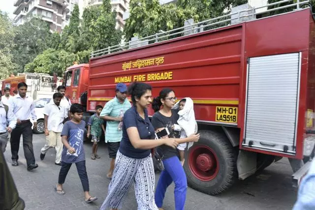 മുംബൈ നരിമാന് പോയിന്റിലെ കെട്ടിടത്തില് തീപിടുത്തം; രണ്ട് മരണം മുംബൈ നരിമാന് പോയിന്റിലെ കെട്ടിടത്തില് തീപിടുത്തം; രണ്ട് മരണം