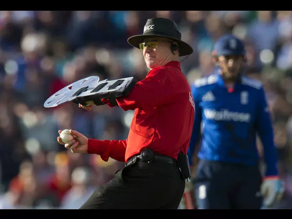 ക്രിക്കറ്റ് മൈതാനത്ത് പരിചയണിഞ്ഞ് എത്തിയ അമ്പയര് ക്രിക്കറ്റ് മൈതാനത്ത് പരിചയണിഞ്ഞ് എത്തിയ അമ്പയര്