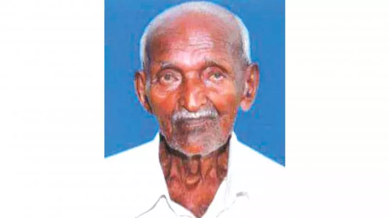 തെരുവുനായ ആക്രമണത്തില് മരിച്ച രാഘവന്റെ മൃതദേഹം സംസ്കരിച്ചു തെരുവുനായ ആക്രമണത്തില് മരിച്ച രാഘവന്റെ മൃതദേഹം സംസ്കരിച്ചു