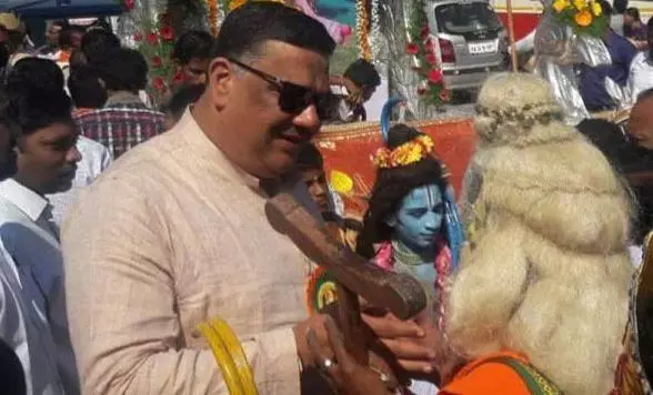 മന്ത്രി മൊബൈല്‍ഫോണില്‍ അശ്ലീലചിത്രം കാണുന്നത് പകര്‍ത്തിയ മാധ്യമപ്രവര്‍ത്തകനെതിരെ കേസ്