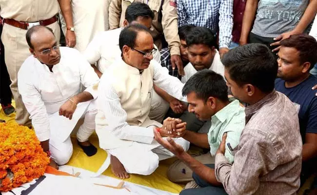 അവര് ജയിലില് ചിക്കന് ബിരിയാണി തിന്ന് കഴിയുകയാണെന്ന്ശിവരാജ് ചൌഹാന് അവര് ജയിലില് ചിക്കന് ബിരിയാണി തിന്ന് കഴിയുകയാണെന്ന്ശിവരാജ് ചൌഹാന്