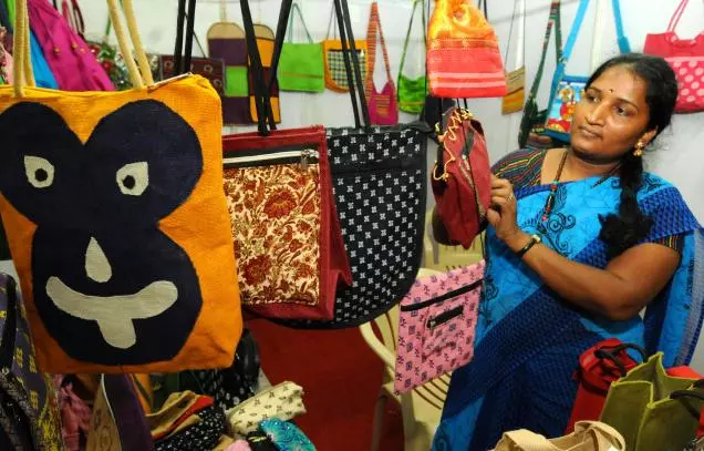 നോട്ടുനിരോധം ചെറുകിട കച്ചവടക്കാരെ വലച്ചത് ഇങ്ങനെ... നോട്ടുനിരോധം ചെറുകിട കച്ചവടക്കാരെ വലച്ചത് ഇങ്ങനെ...