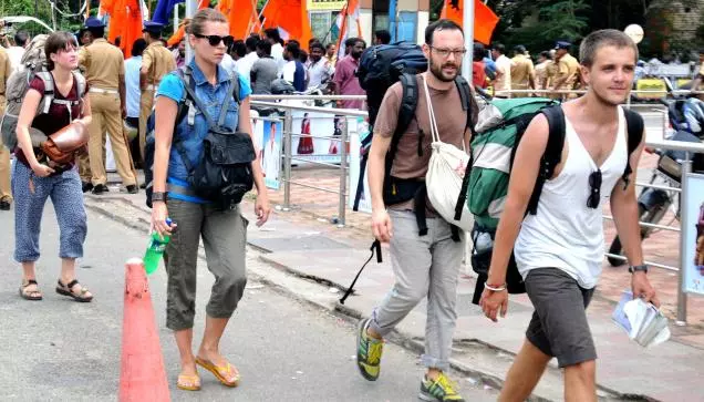 നോട്ടുനിരോധത്തില്‍ വലഞ്ഞ വിനോദ സഞ്ചാരികള്‍ക്കായി ഹെല്‍പ് ഡെസ്കുകള്‍