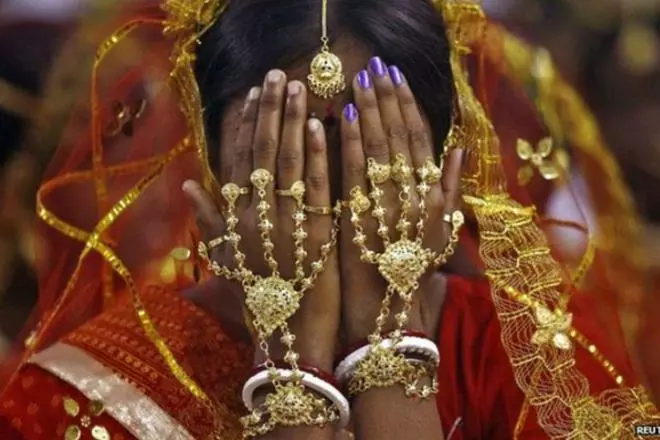 സ്ത്രീധനമായി പുതിയ നോട്ടുകള് നല്കിയില്ല; നവവധു കൊല്ലപ്പെട്ട നിലയില് സ്ത്രീധനമായി പുതിയ നോട്ടുകള് നല്കിയില്ല; നവവധു കൊല്ലപ്പെട്ട നിലയില്