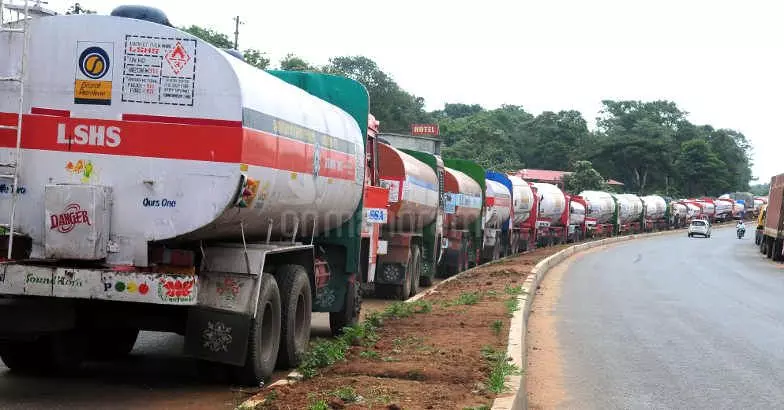 ഇരിമ്പനം ഐ.ഒ.സി പ്ലാന്‍റിലെ ടാങ്കര്‍ സമരം ശക്തമായി