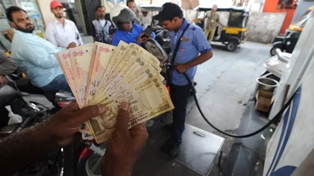 ടോള്, വിമാനടിക്കറ്റ്, ഇന്ധനം എന്നിവയ്ക്ക് അസാധുനോട്ടുകള് ഉപയോഗിക്കാനുള്ള സമയം ഇന്ന് അര്ധരാത്രിയോടെ അവസാനിക്കും ടോള്, വിമാനടിക്കറ്റ്, ഇന്ധനം എന്നിവയ്ക്ക് അസാധുനോട്ടുകള് ഉപയോഗിക്കാനുള്ള സമയം ഇന്ന് അര്ധരാത്രിയോടെ അവസാനിക്കും