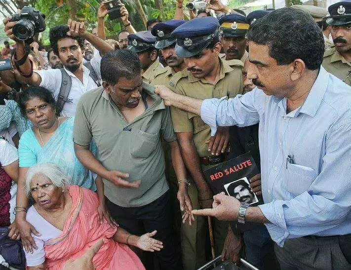 കുപ്പുദേവരാജിന്റെ സഹോദരന്റെ കോളറിന് കുത്തിപ്പിടിച്ച പൊലീസിനെതിരെ നടപടി വേണമെന്ന് ആവശ്യം കുപ്പുദേവരാജിന്റെ സഹോദരന്റെ കോളറിന് കുത്തിപ്പിടിച്ച പൊലീസിനെതിരെ നടപടി വേണമെന്ന് ആവശ്യം