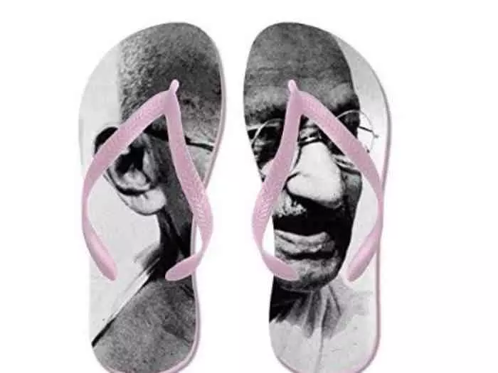 പതാക ചവിട്ടി ഇനി ഗാന്ധിയെ ചവിട്ടാം