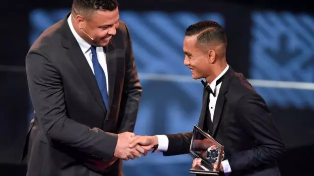 മെസ്സിയെയും നെയ്മറെയും തോല്പ്പിച്ച ഈ വര്ഷത്തെ മികച്ച ഗോള് കാണാം മെസ്സിയെയും നെയ്മറെയും തോല്പ്പിച്ച ഈ വര്ഷത്തെ മികച്ച ഗോള് കാണാം