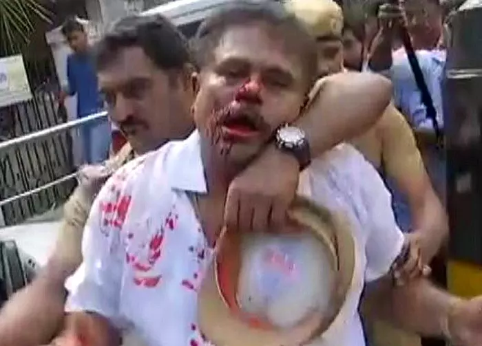 അണ്ണാ ഡിഎംകെ ആസ്ഥാനത്ത് സംഘര്ഷം അണ്ണാ ഡിഎംകെ ആസ്ഥാനത്ത് സംഘര്ഷം