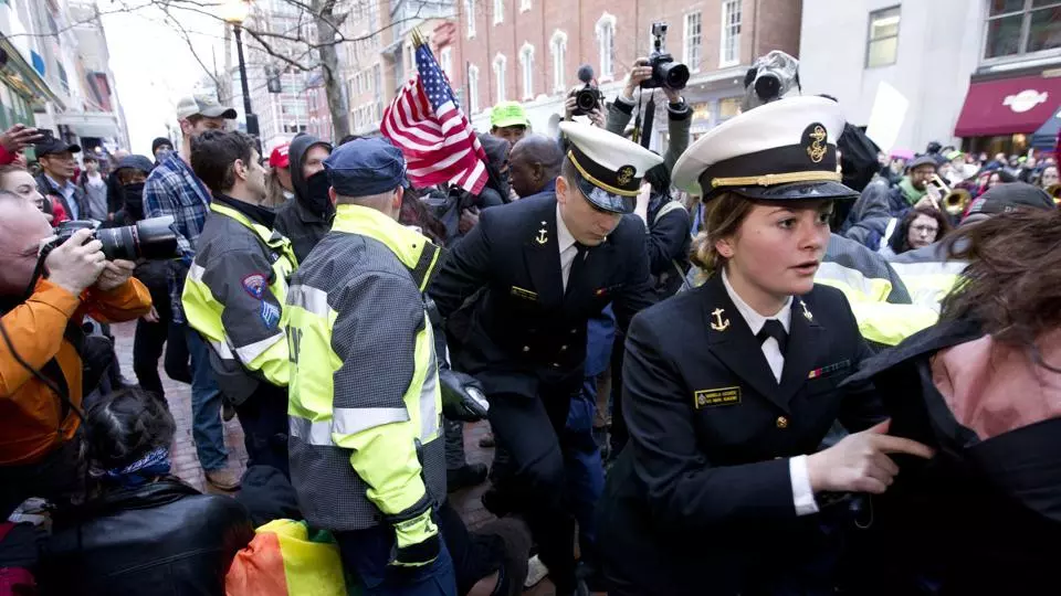 ട്രംപ് അധികാരമേല്ക്കുന്നതിനിടെ അമേരിക്കയിലും പുറത്തും വന് പ്രതിഷേധം ട്രംപ് അധികാരമേല്ക്കുന്നതിനിടെ അമേരിക്കയിലും പുറത്തും വന് പ്രതിഷേധം