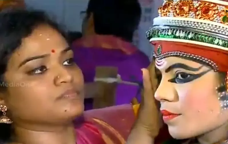 കലോത്സവത്തില് ചരിത്രം രചിച്ച് ദേവികയുടെ പറയന് തുള്ളല് കലോത്സവത്തില് ചരിത്രം രചിച്ച് ദേവികയുടെ പറയന് തുള്ളല്